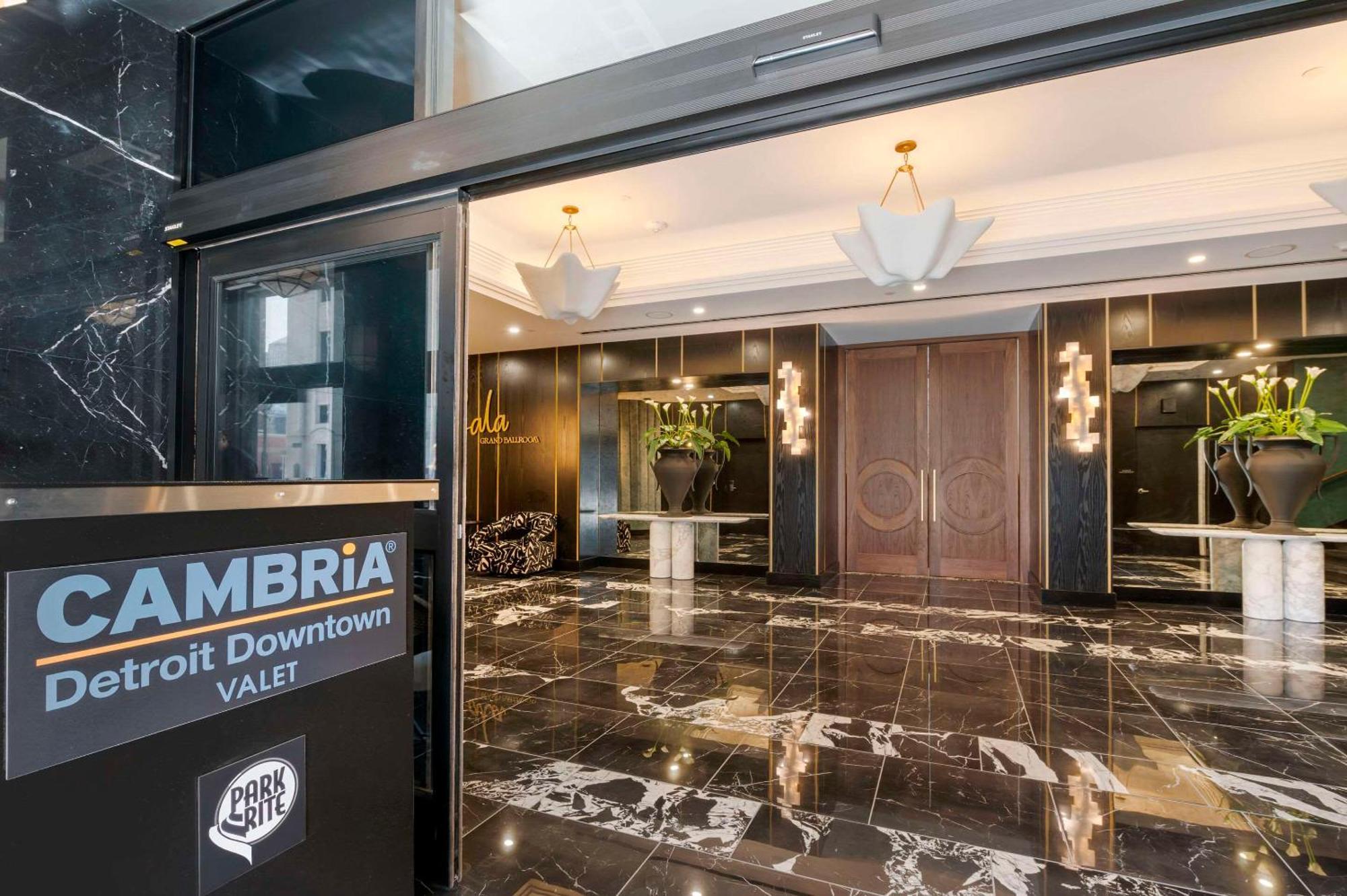 Cambria Hotel Detroit Downtown Exterior photo