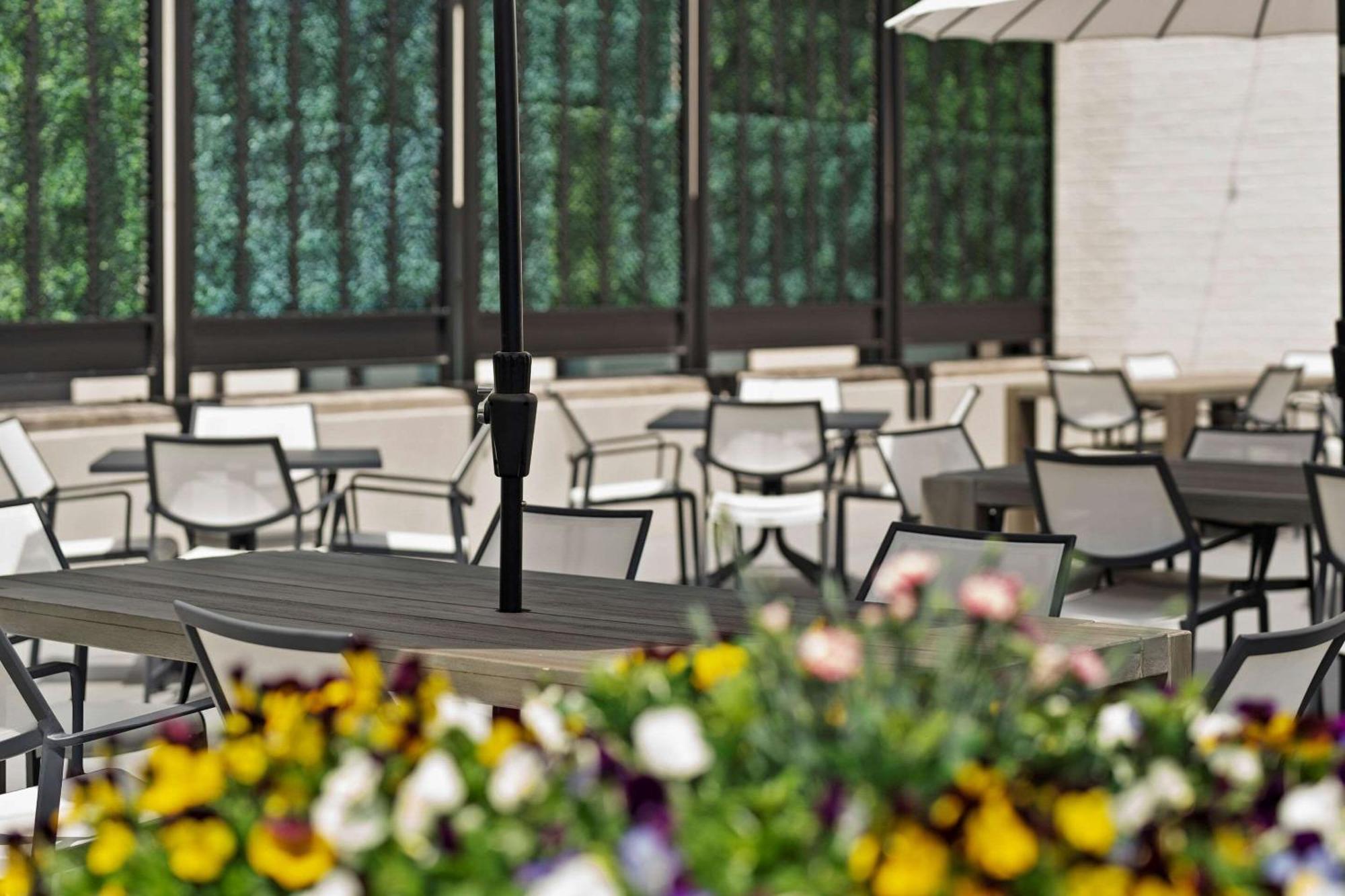 Cambria Hotel Detroit Downtown Exterior photo